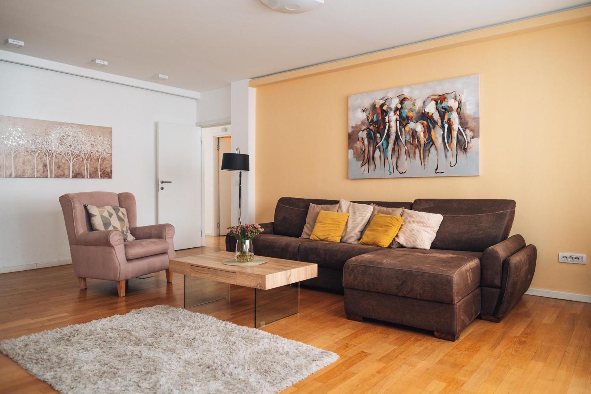Crown Central Three Bedroom Apartment Белград Екстер'єр фото